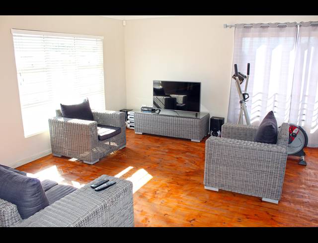 4 BEDROOM HOUSE FOR SALE IN KLEINMOND CENTRAL